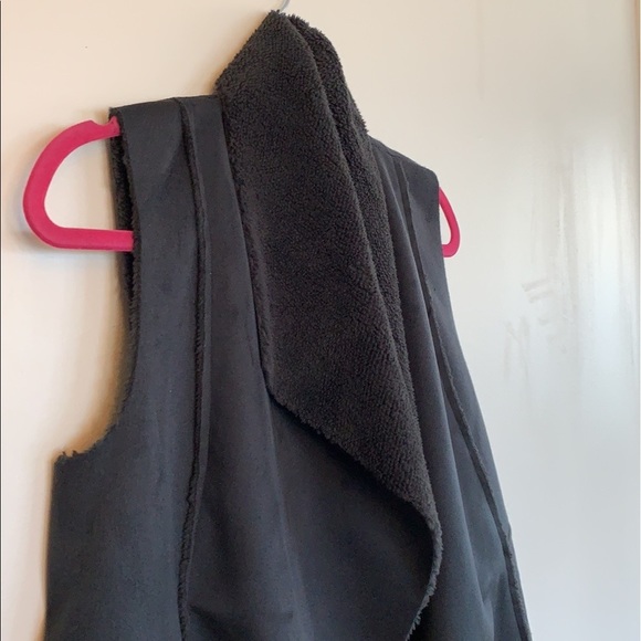 💕x2HP💕Susina black faux fur shearling vest - Picture 6 of 12